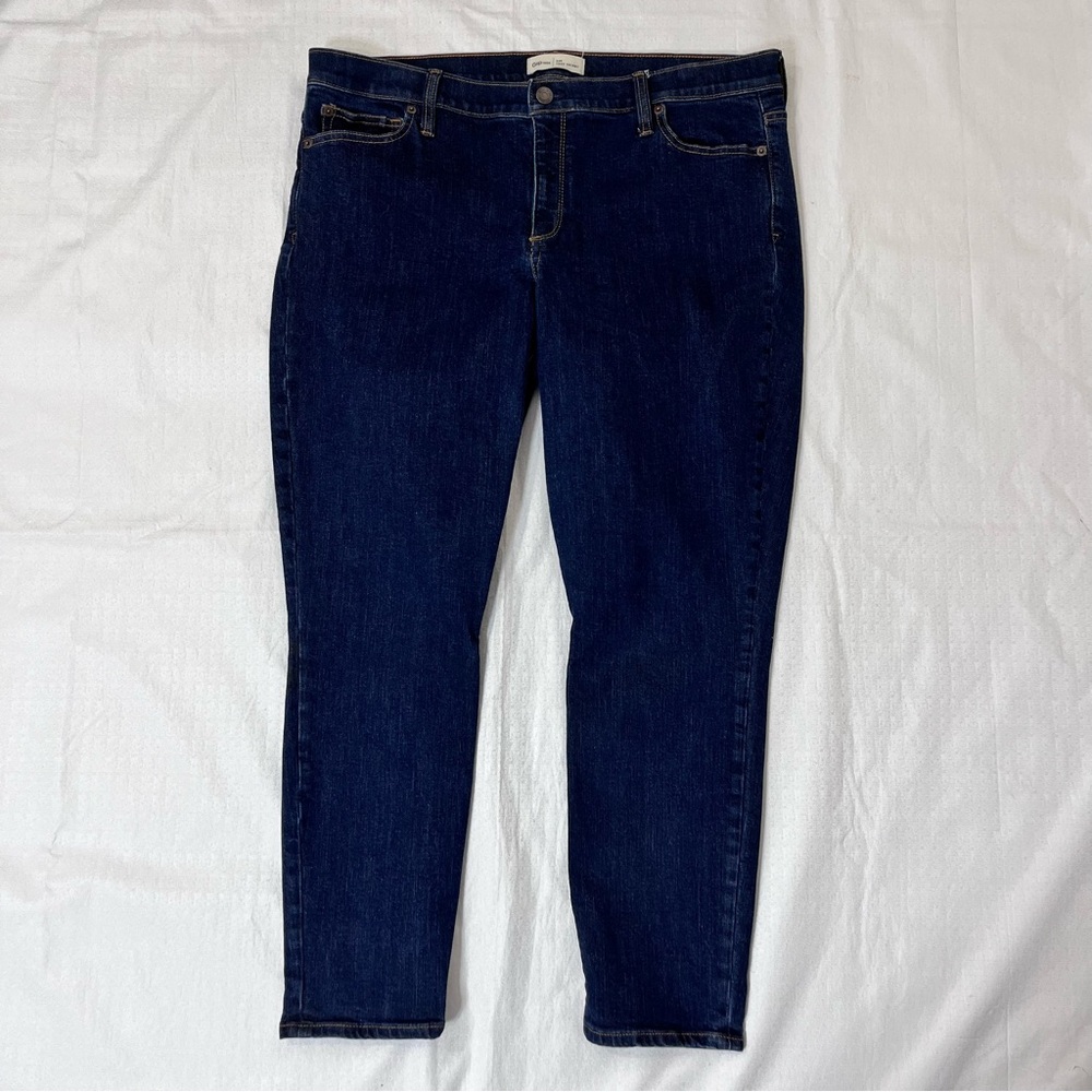 GAP ladies Dark Blue Ankle Jeans size 33reg
